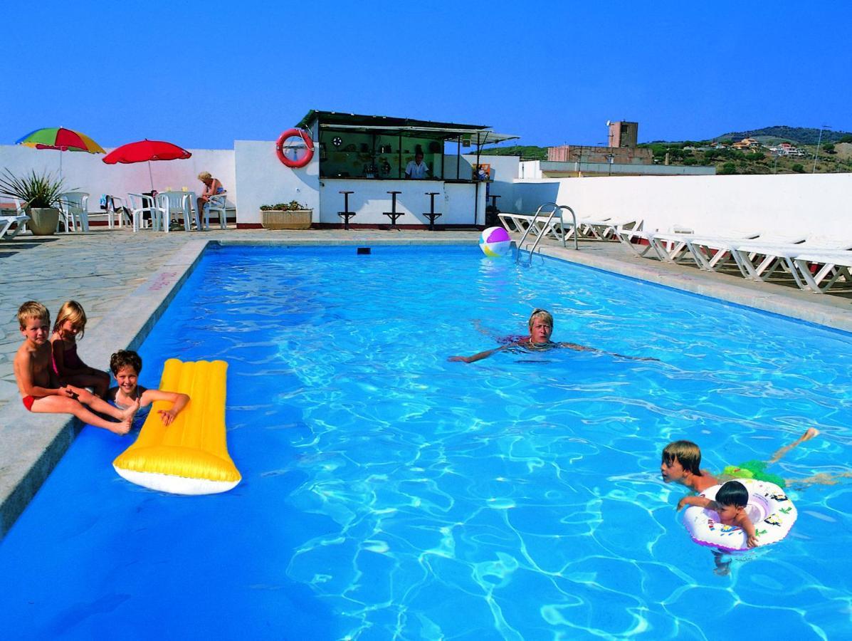 Hotel Continental Calella Bagian luar foto