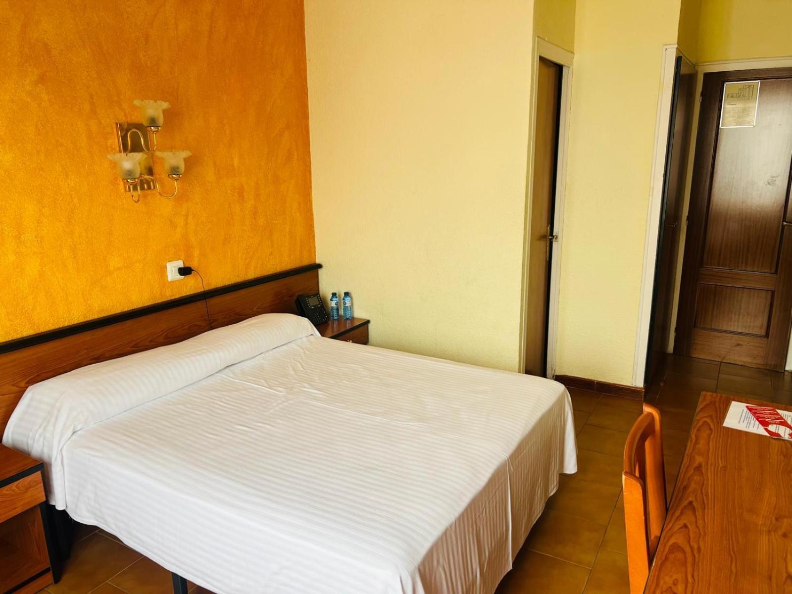 Hotel Continental Calella Bagian luar foto