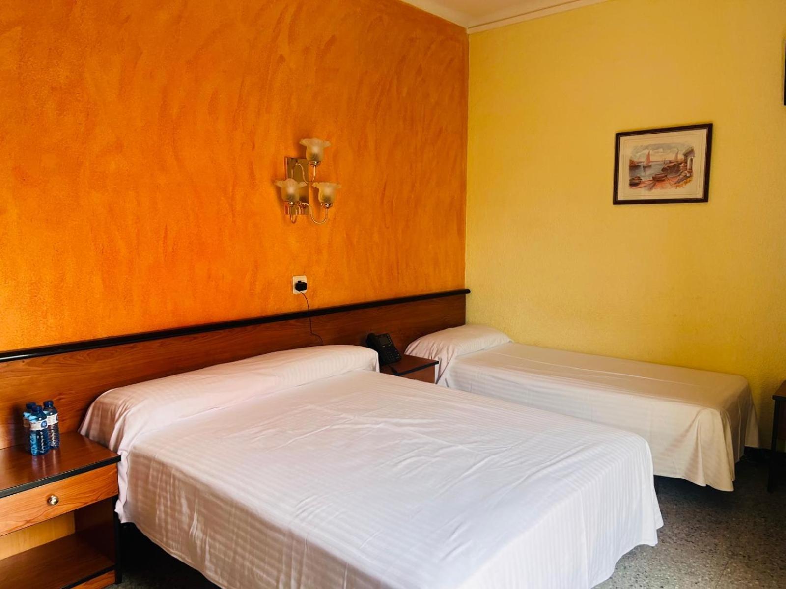Hotel Continental Calella Bagian luar foto